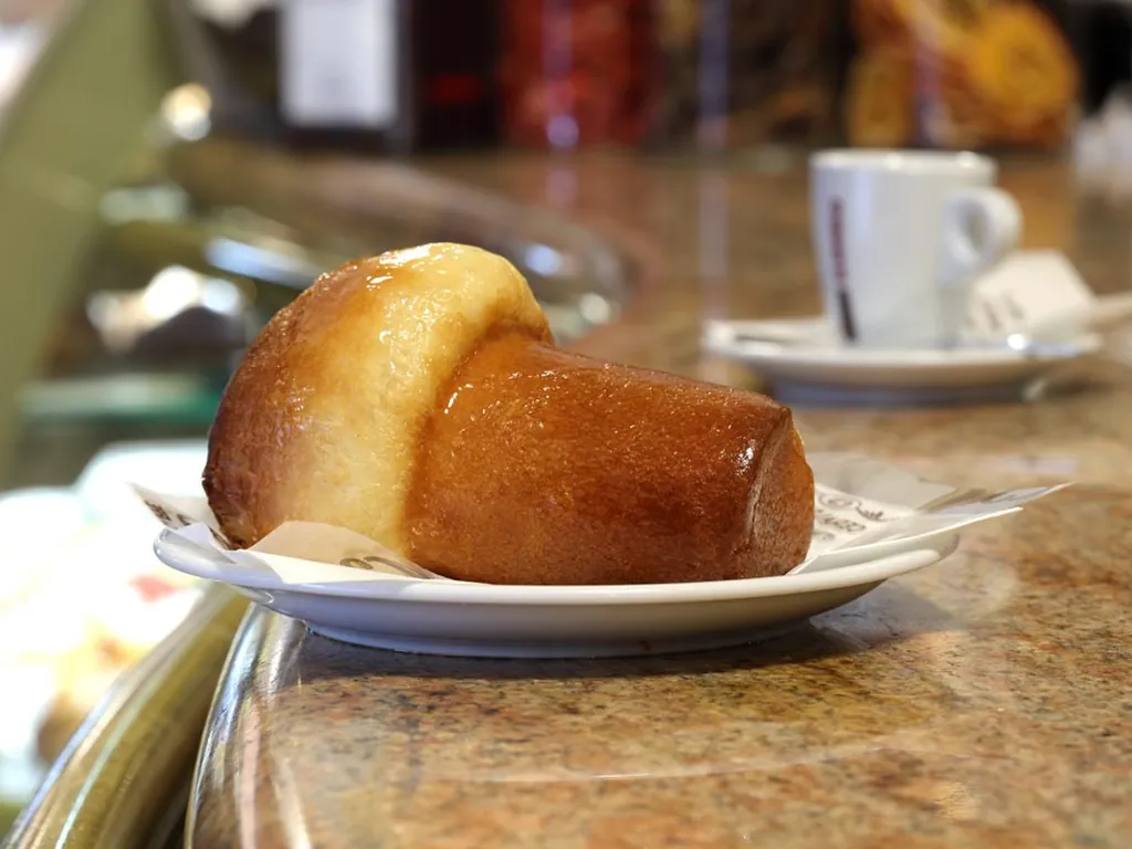 Babà al rum di Ceraldi Caffè sul bancone