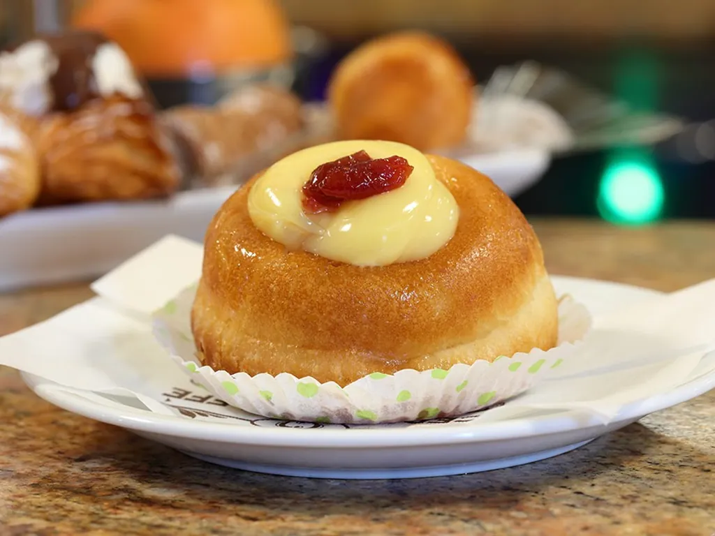 Babà con crema e amarena di Ceraldi Caffè