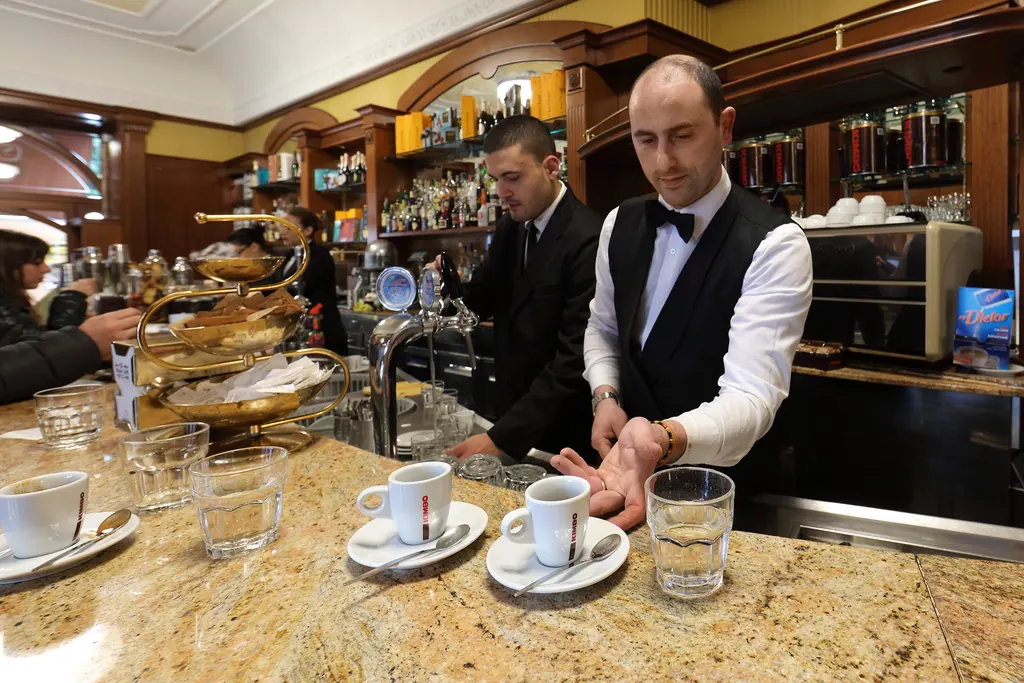 Il banco del bar di Ceraldi Caffè con il barista al lavoro