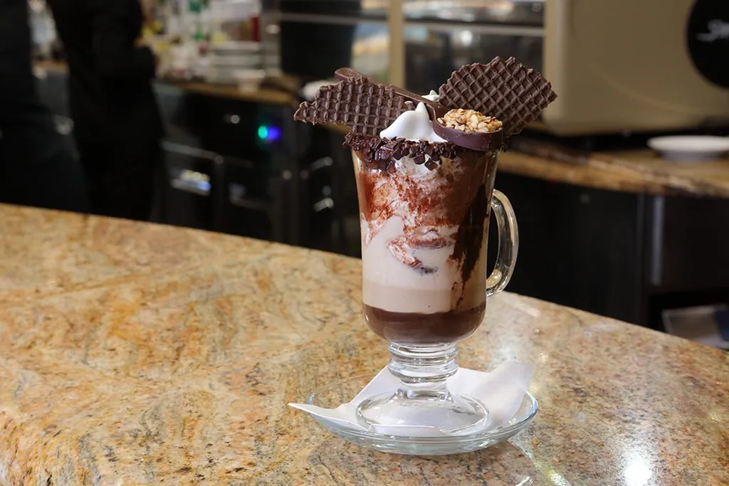 Il Caffè Ceraldi con cioccolata, crema di caffè e panna sul bancone in marmo