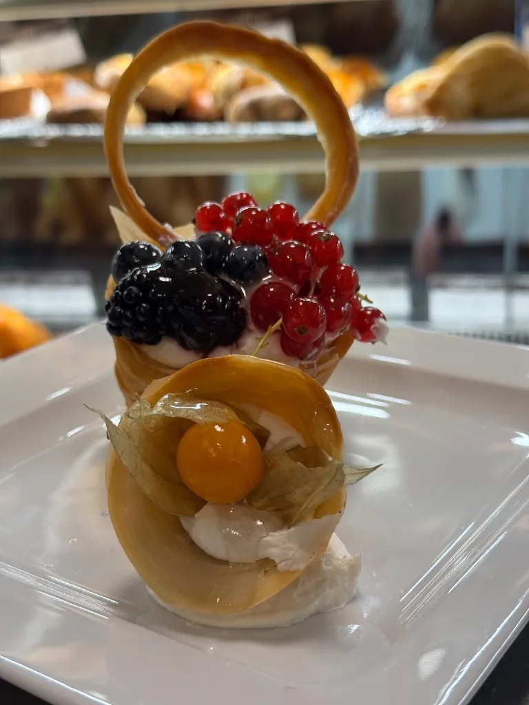 Il Cestino di Ceraldi Caffè: riccio di sfogliatella con chantilly e frutti di bosco