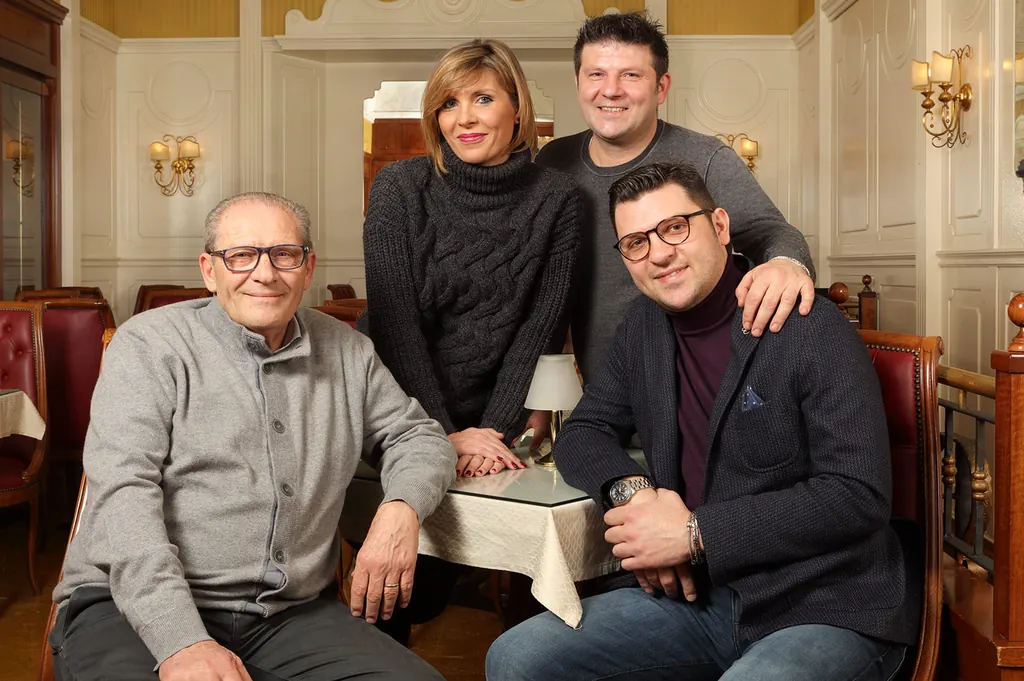 La famiglia Ceraldi seduta a un tavolo nella sala del bar