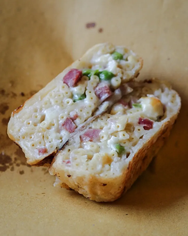 Frittatina napoletana di bucatini aperta a metà