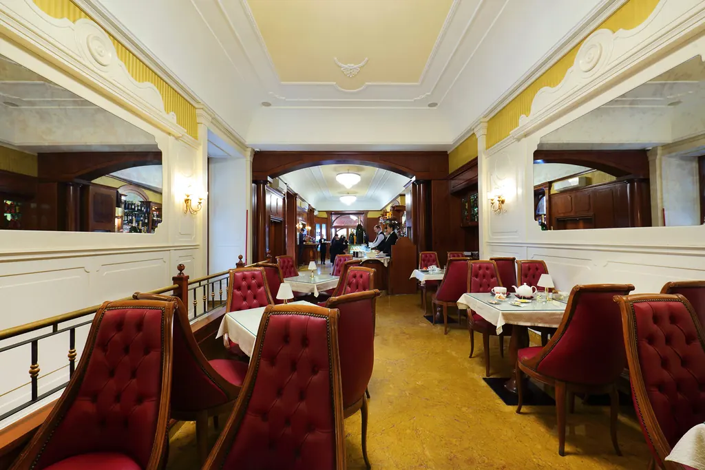 L'interno di Ceraldi Caffè in Piazza Carità, con la sala e le poltroncine rosse