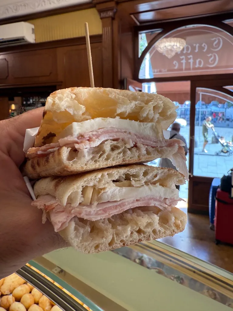 Saltimbocca con porchetta e provola di Ceraldi Caffè
