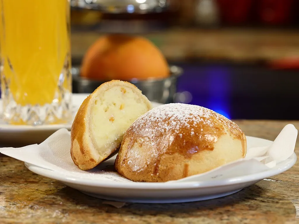 Sfogliatella frolla di Ceraldi Caffè aperta, con il ripieno di ricotta