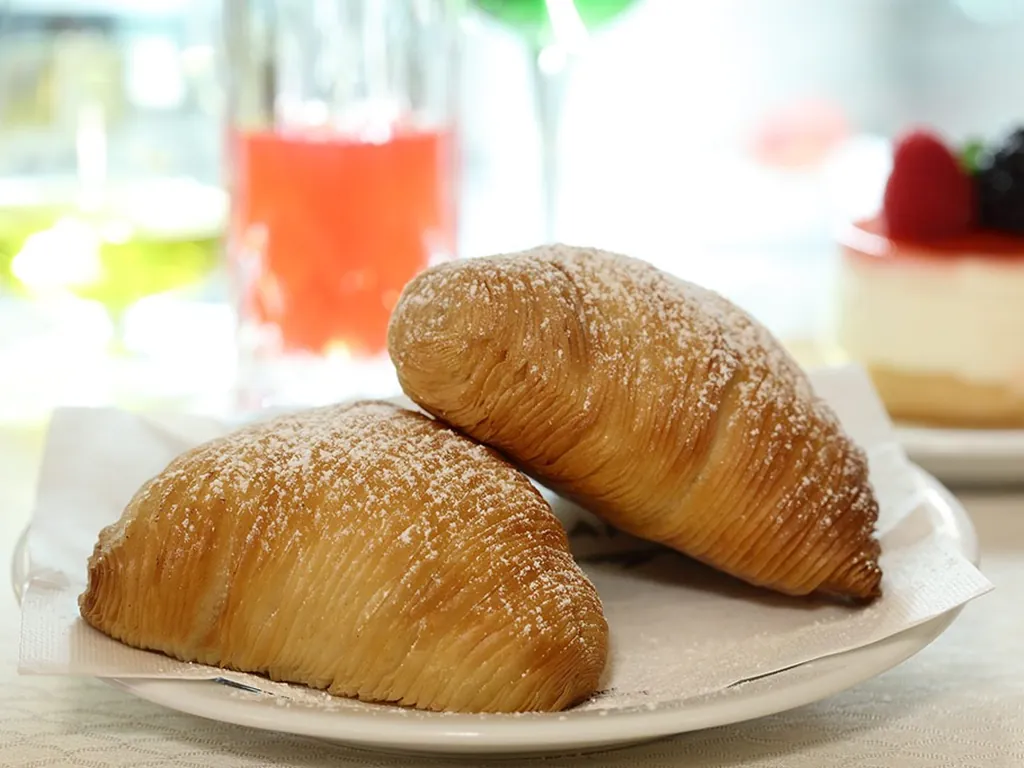 Sfogliatelle ricce di Ceraldi Caffè su un piattino