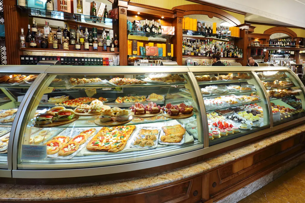 La vetrina della pasticceria e della rosticceria di Ceraldi Caffè