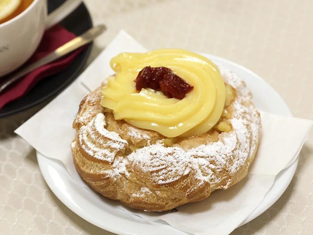 Zeppola di San Giuseppe di Ceraldi Caffè con crema e amarena