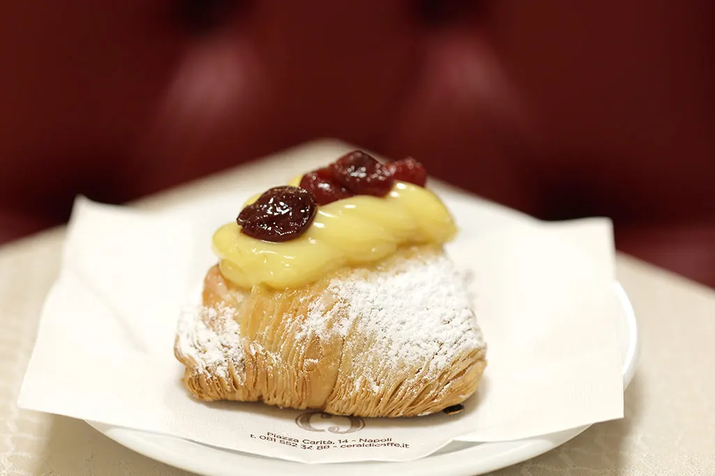Zeppolina di San Giuseppe di Ceraldi Caffè con crema e amarena